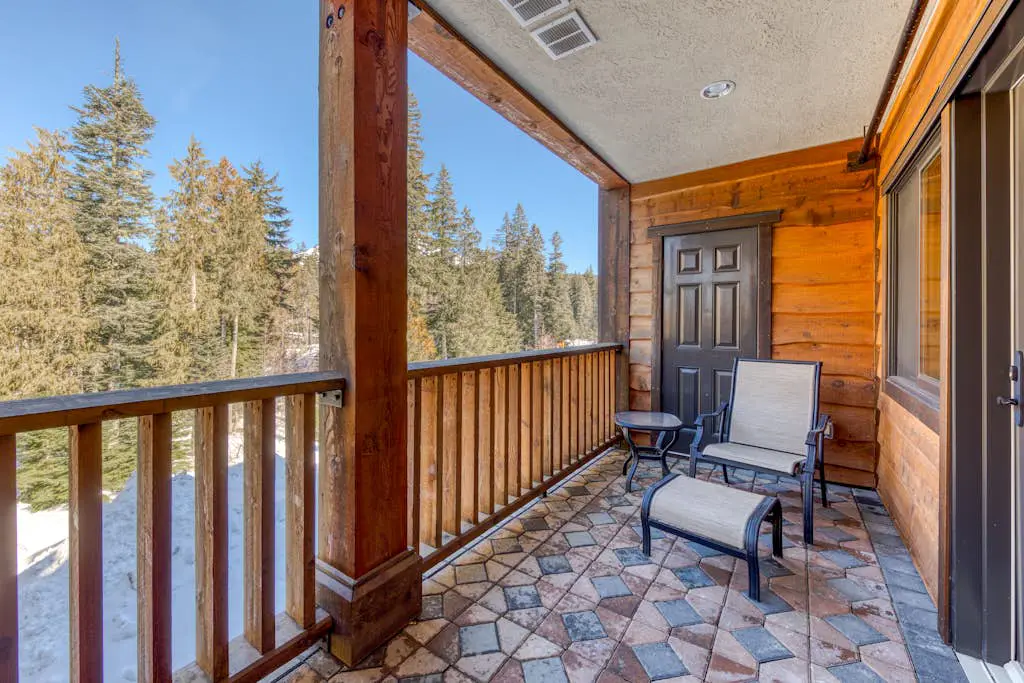 Luxury mountain home withshared pool & hot tub, patio, balcony views, & free WiFi