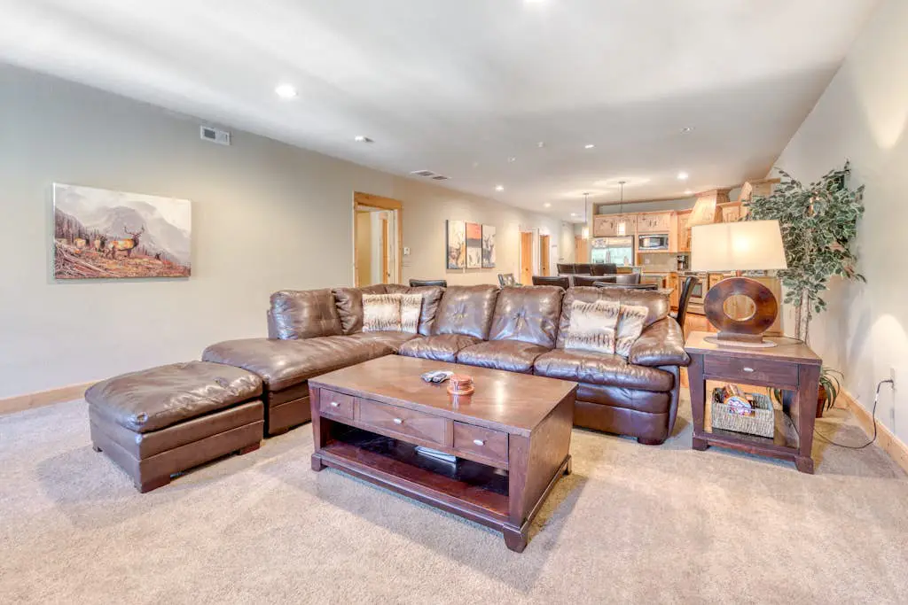 Luxury mountain home withshared pool & hot tub, patio, balcony views, & free WiFi