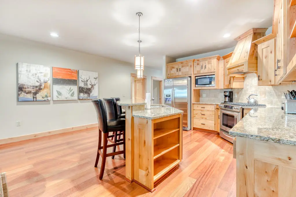 Luxury mountain home withshared pool & hot tub, patio, balcony views, & free WiFi