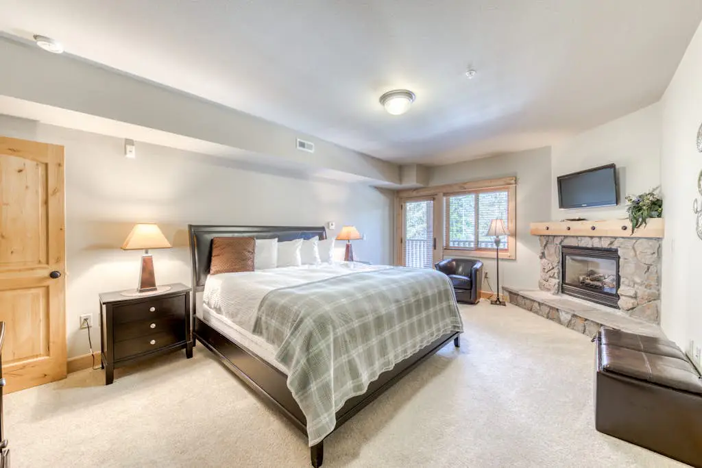 Luxury mountain home withshared pool & hot tub, patio, balcony views, & free WiFi