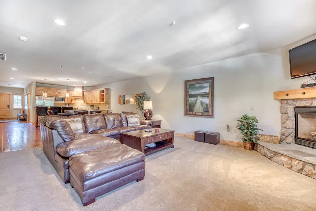 Luxury mountain home withshared pool & hot tub, patio, balcony views, & free WiFi