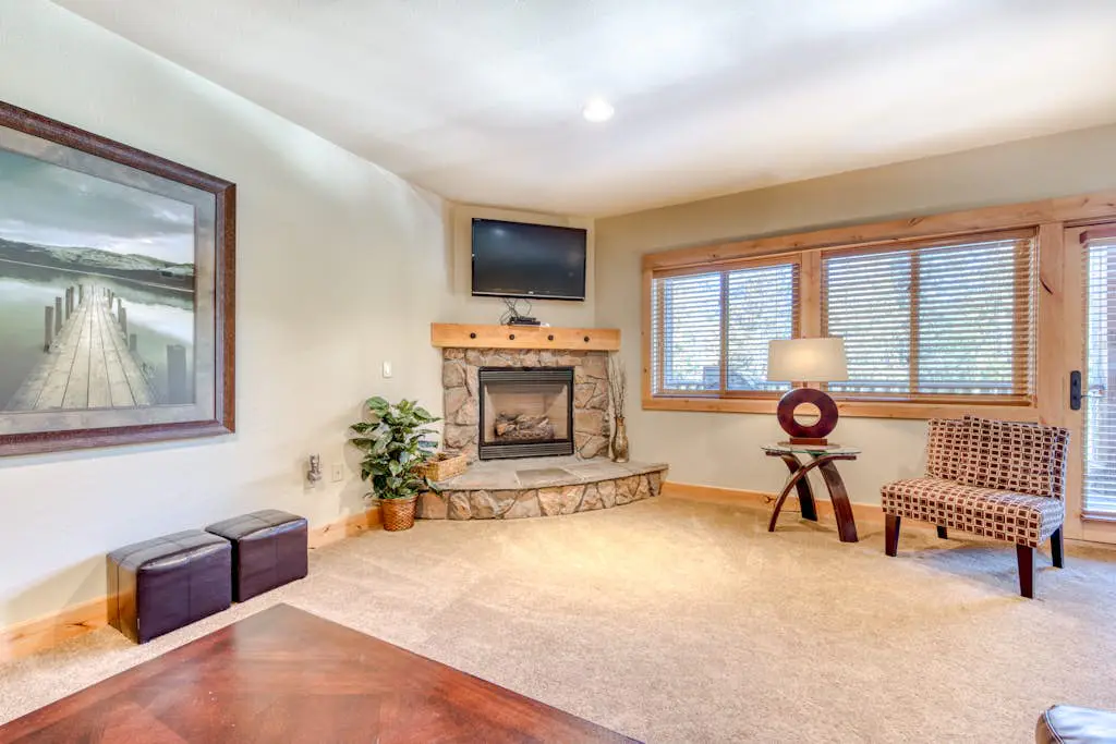 Luxury mountain home withshared pool & hot tub, patio, balcony views, & free WiFi