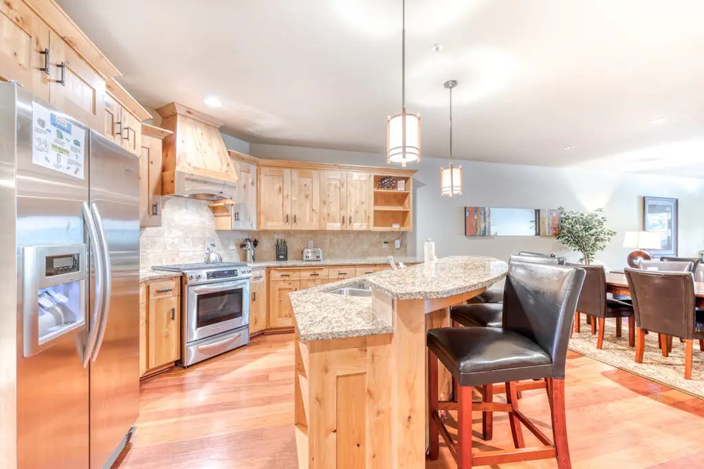 Luxury mountain home withshared pool & hot tub, patio, balcony views, & free WiFi