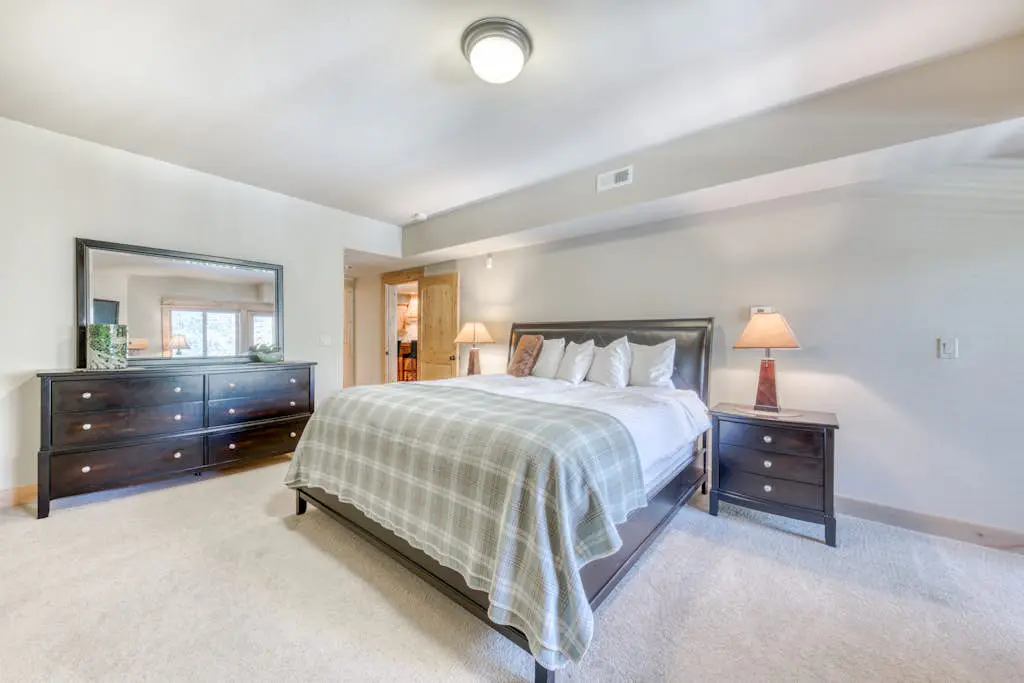 Luxury mountain home withshared pool & hot tub, patio, balcony views, & free WiFi