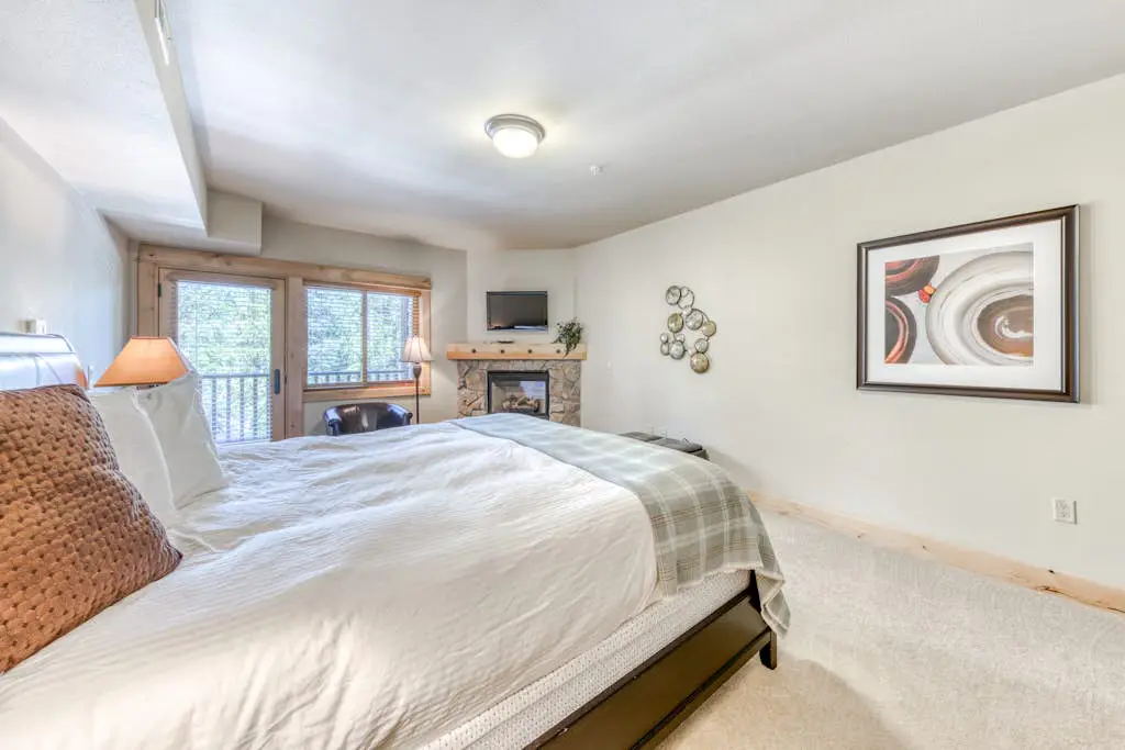 Luxury mountain home withshared pool & hot tub, patio, balcony views, & free WiFi