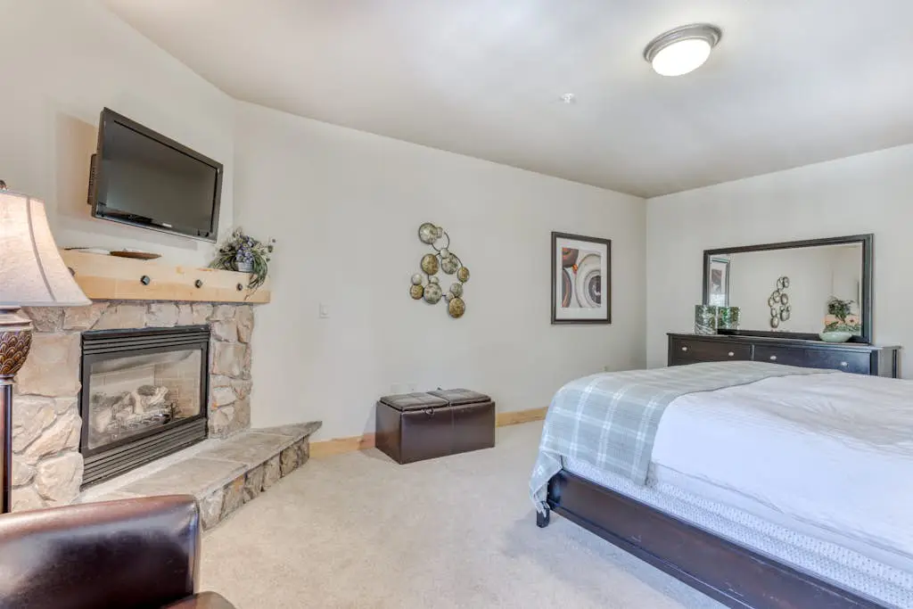 Luxury mountain home withshared pool & hot tub, patio, balcony views, & free WiFi