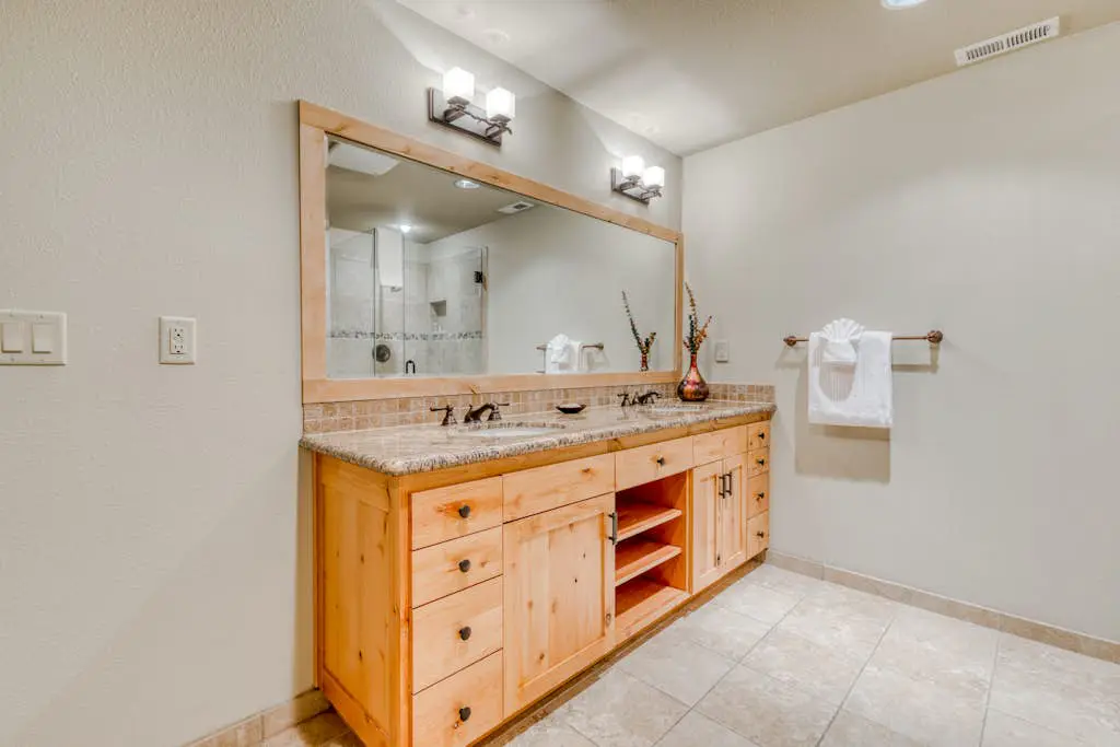 Luxury mountain home withshared pool & hot tub, patio, balcony views, & free WiFi