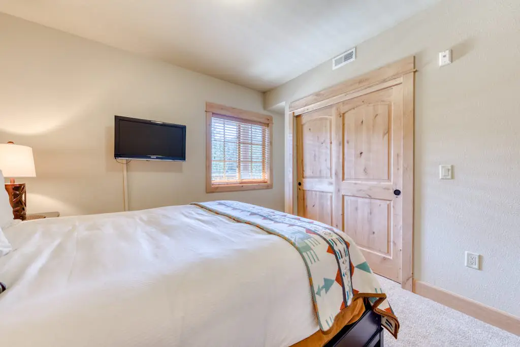 Luxury mountain home withshared pool & hot tub, patio, balcony views, & free WiFi