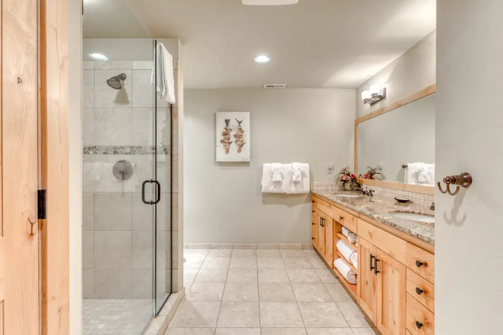 Luxury mountain home withshared pool & hot tub, patio, balcony views, & free WiFi