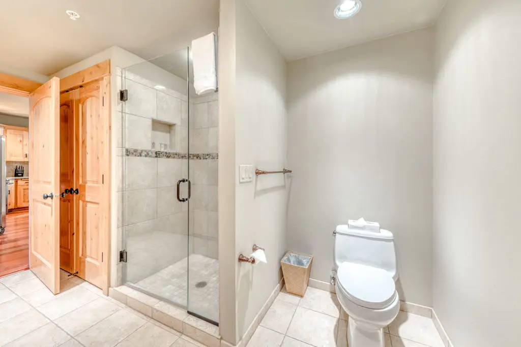Luxury mountain home withshared pool & hot tub, patio, balcony views, & free WiFi
