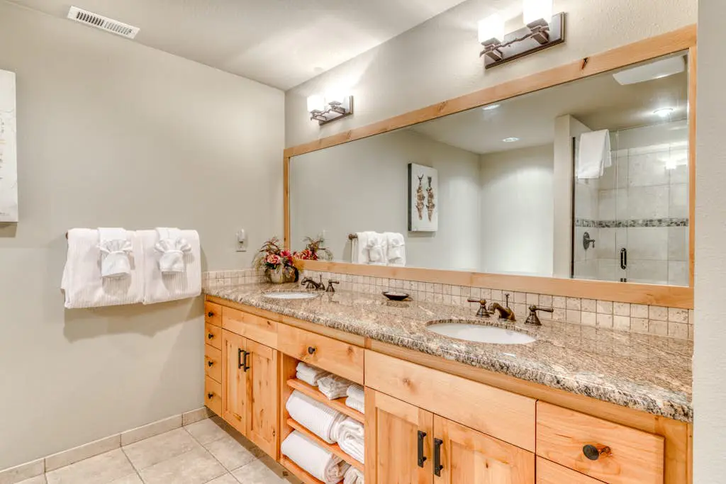 Luxury mountain home withshared pool & hot tub, patio, balcony views, & free WiFi