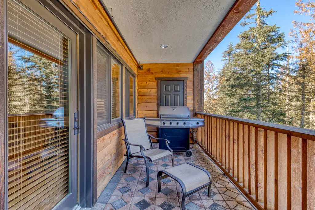 Luxury mountain home withshared pool & hot tub, patio, balcony views, & free WiFi