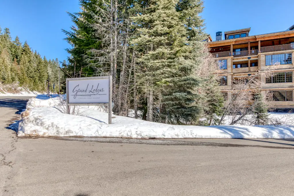 Luxury mountain home withshared pool & hot tub, patio, balcony views, & free WiFi