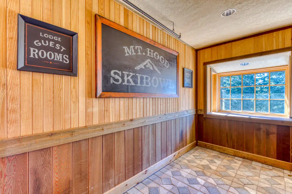 Luxury mountain home withshared pool & hot tub, patio, balcony views, & free WiFi