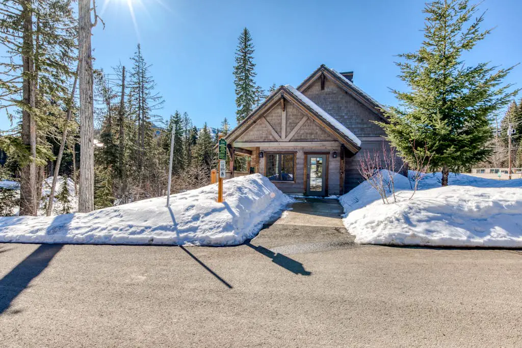 Luxury mountain home withshared pool & hot tub, patio, balcony views, & free WiFi