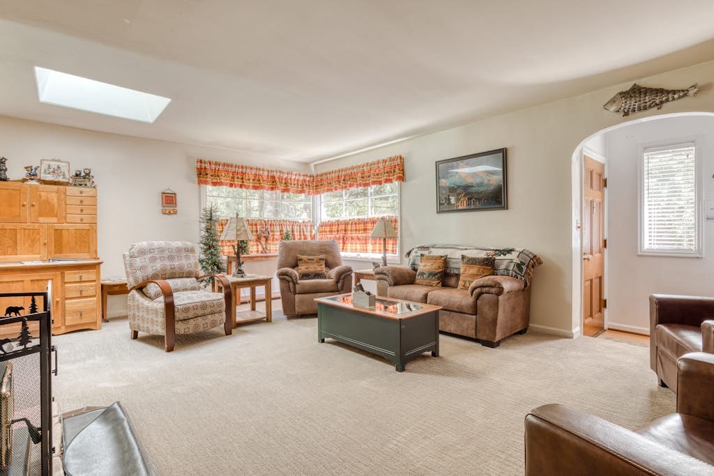 Waterfront retreat with a private hot tub & large deck in a tranquil setting