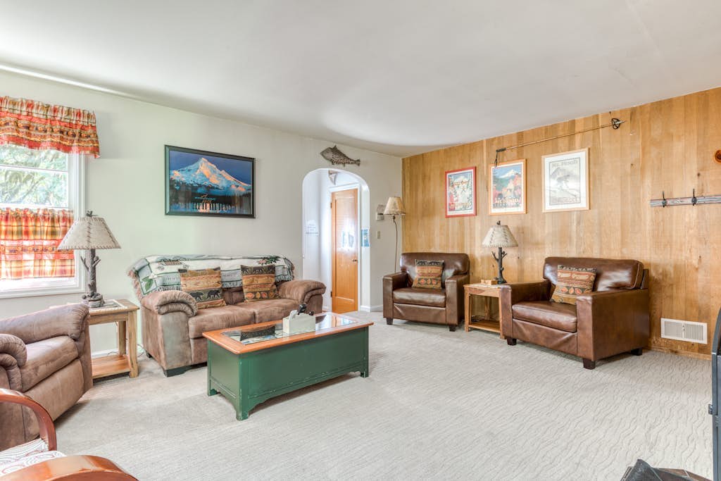 Waterfront retreat with a private hot tub & large deck in a tranquil setting