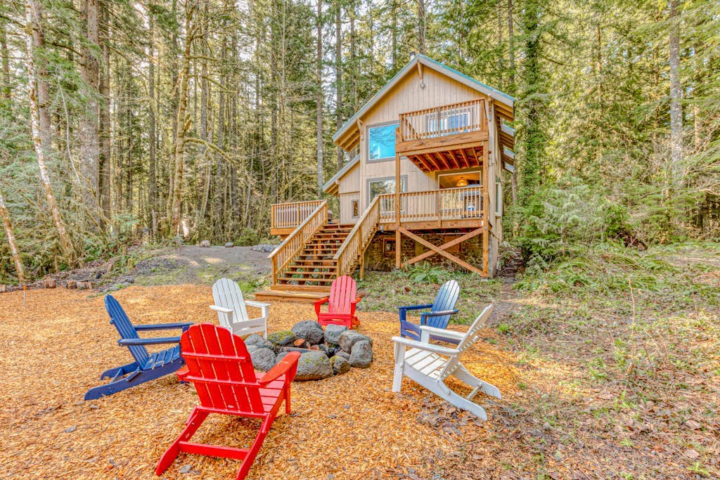 Fantastic river cabin near Mount Hood with private hot tub, firepit & wood stove