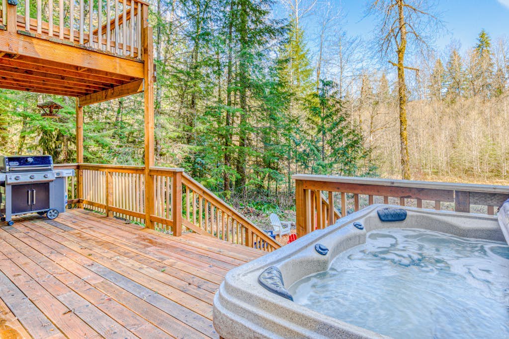 Fantastic river cabin near Mount Hood with private hot tub, firepit & wood stove