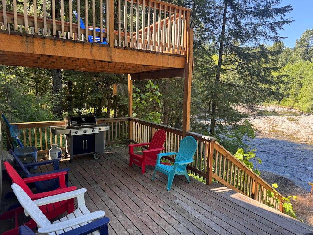Fantastic river cabin near Mount Hood with private hot tub, firepit & wood stove