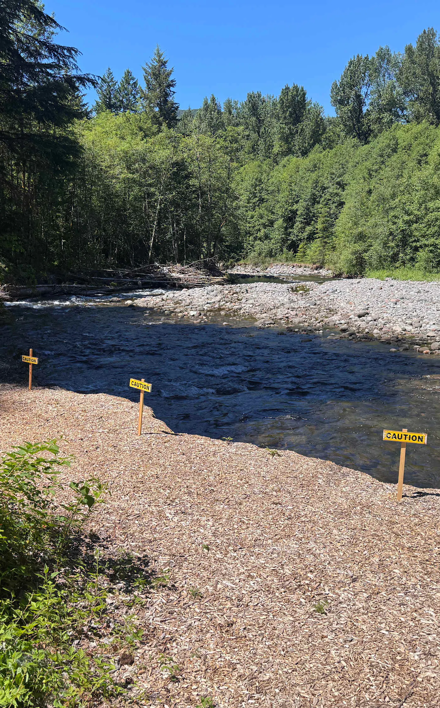 Fantastic river cabin near Mount Hood with private hot tub, firepit & wood stove