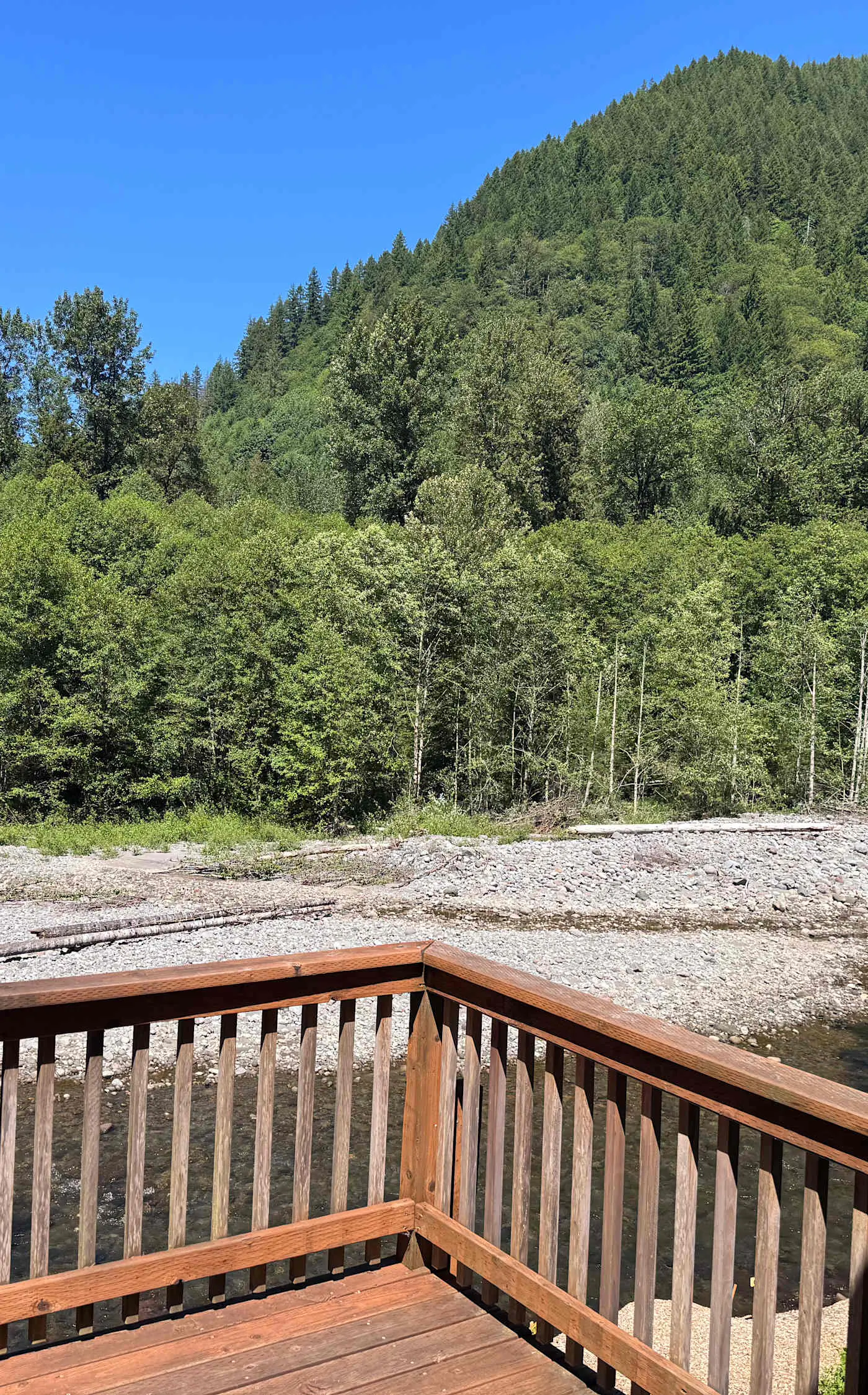 Fantastic river cabin near Mount Hood with private hot tub, firepit & wood stove