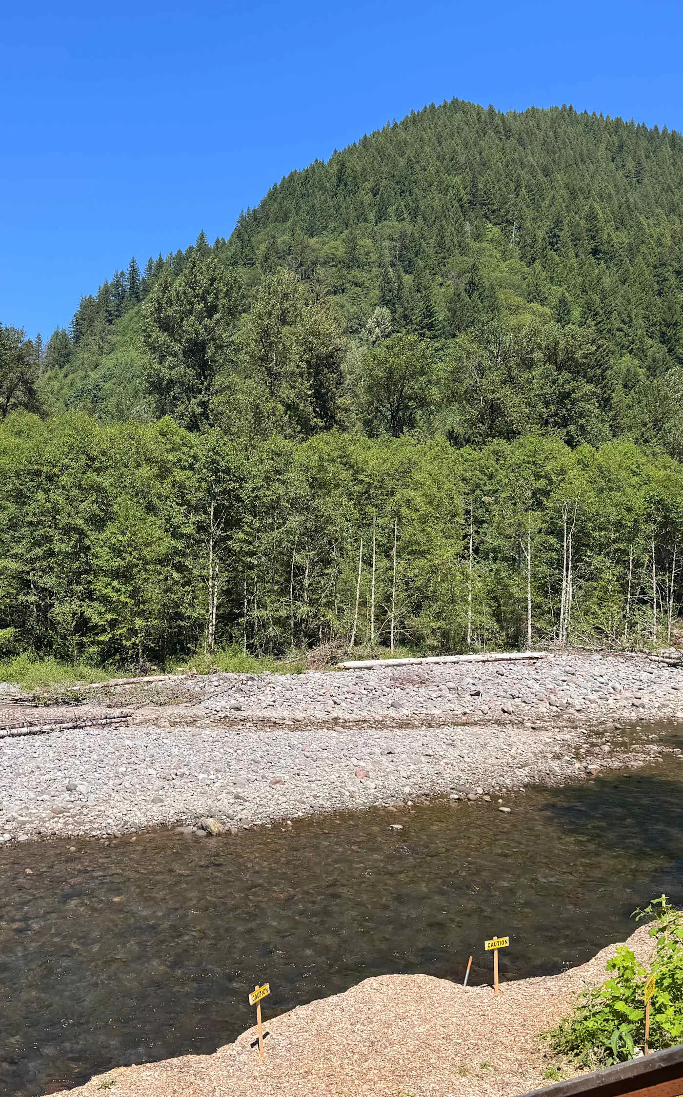 Fantastic river cabin near Mount Hood with private hot tub, firepit & wood stove