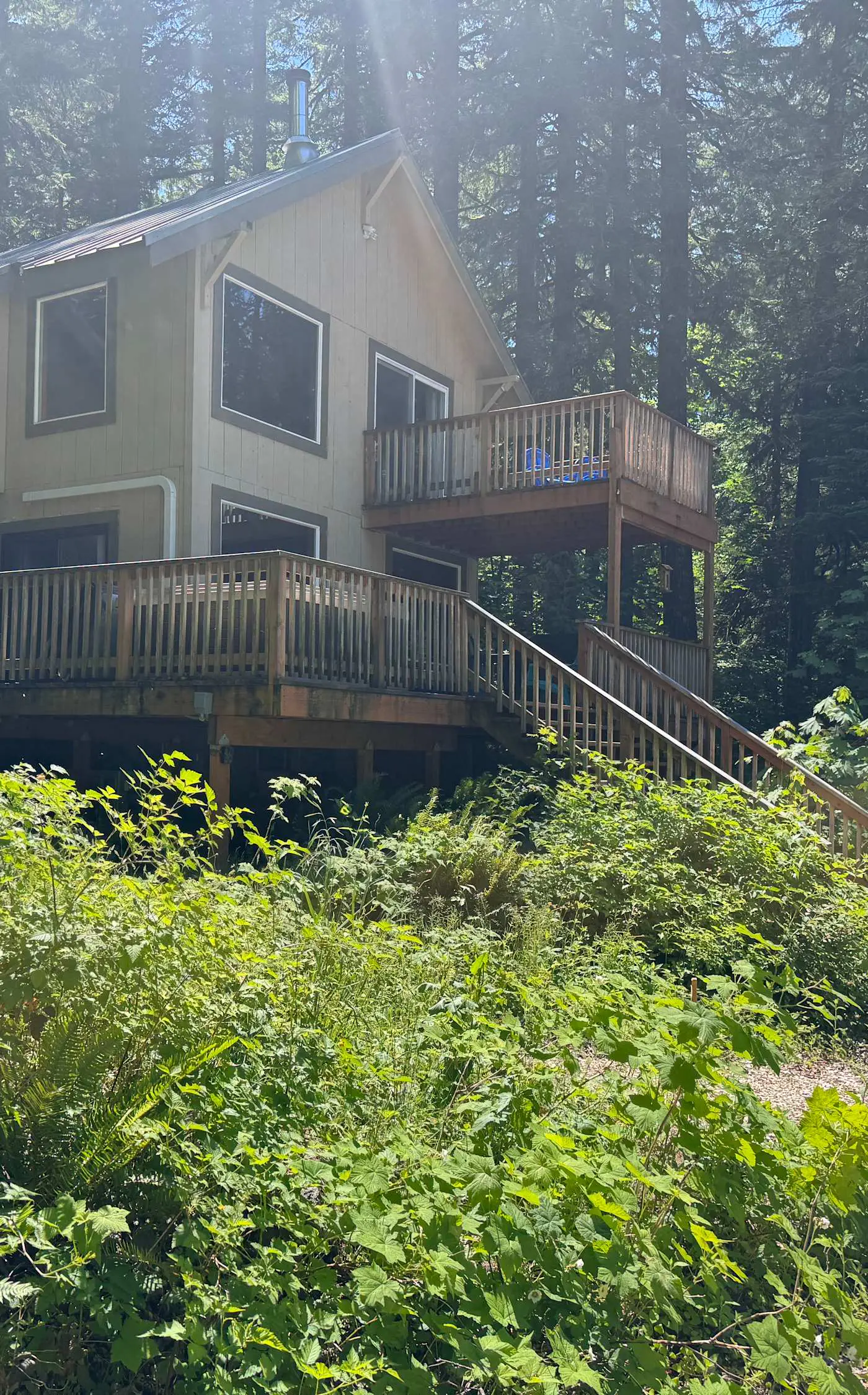 Fantastic river cabin near Mount Hood with private hot tub, firepit & wood stove