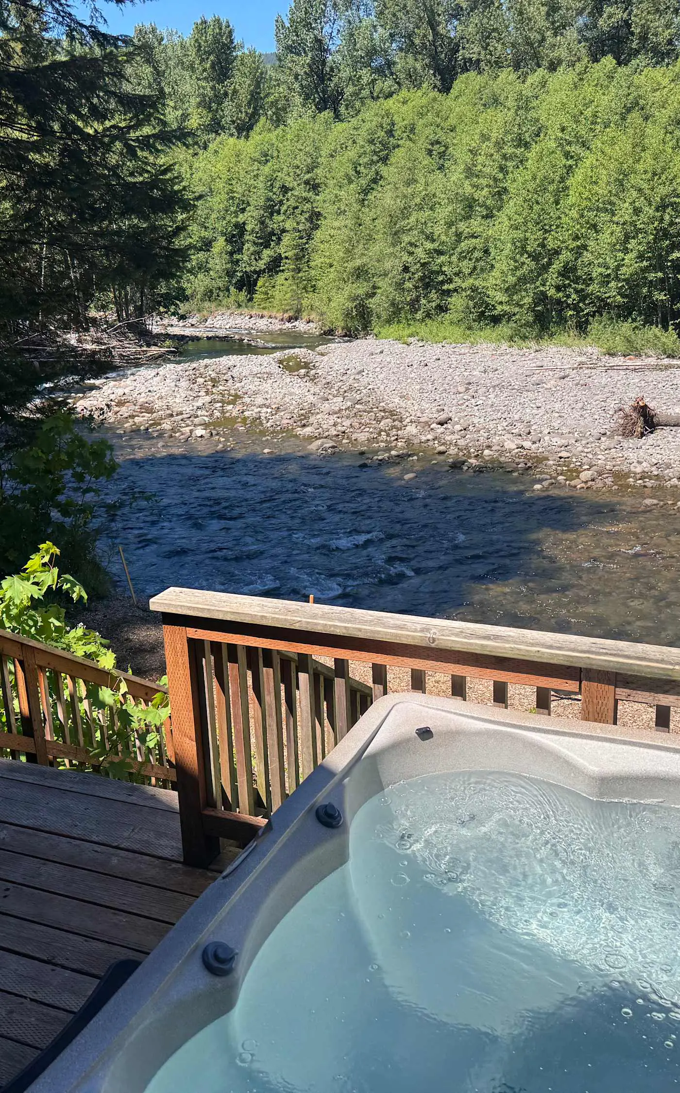 Fantastic river cabin near Mount Hood with private hot tub, firepit & wood stove