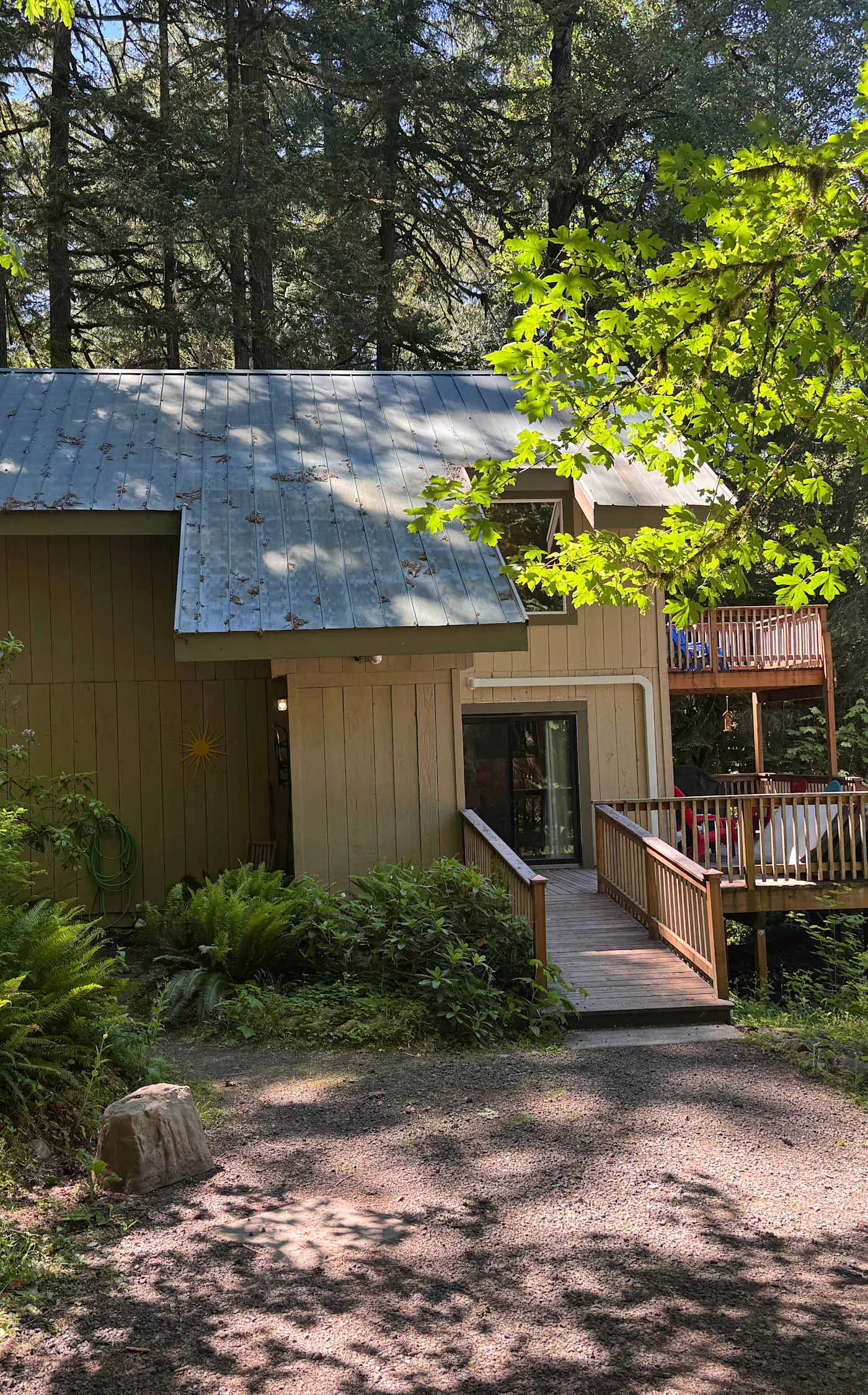 Fantastic river cabin near Mount Hood with private hot tub, firepit & wood stove