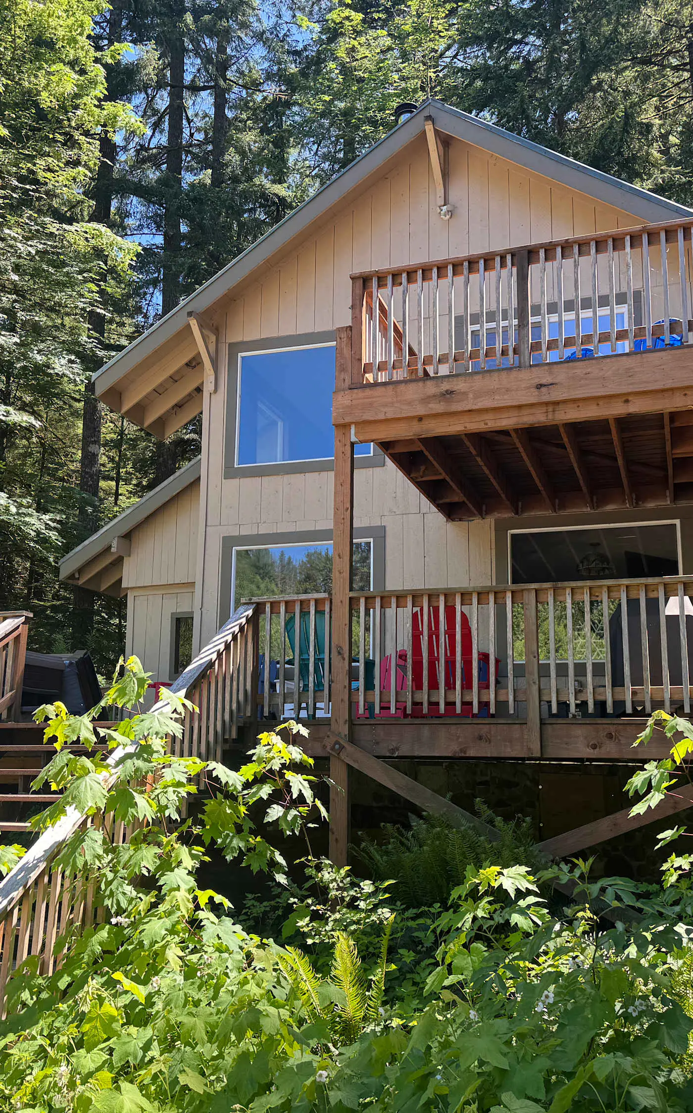 Fantastic river cabin near Mount Hood with private hot tub, firepit & wood stove