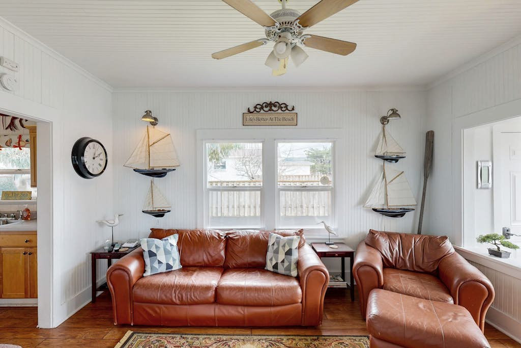 Dog-friendly cottage with great location, cozy interior, WiFi & washer/dryer