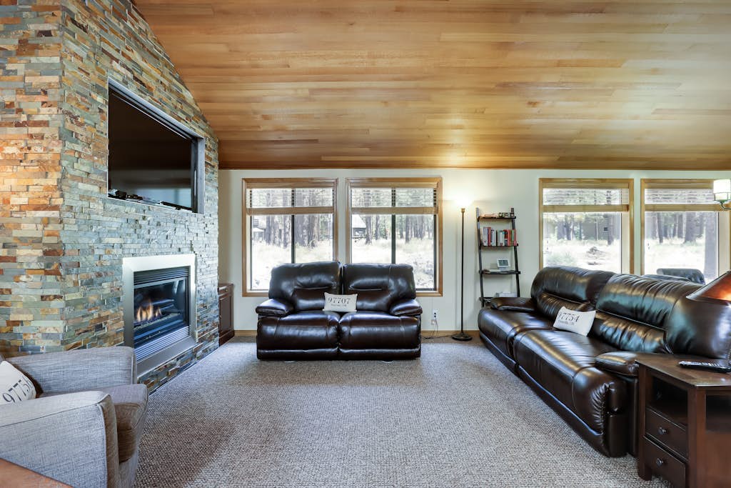 Spacious house with shared hot tub & pool, SHARC access, and private gas grill