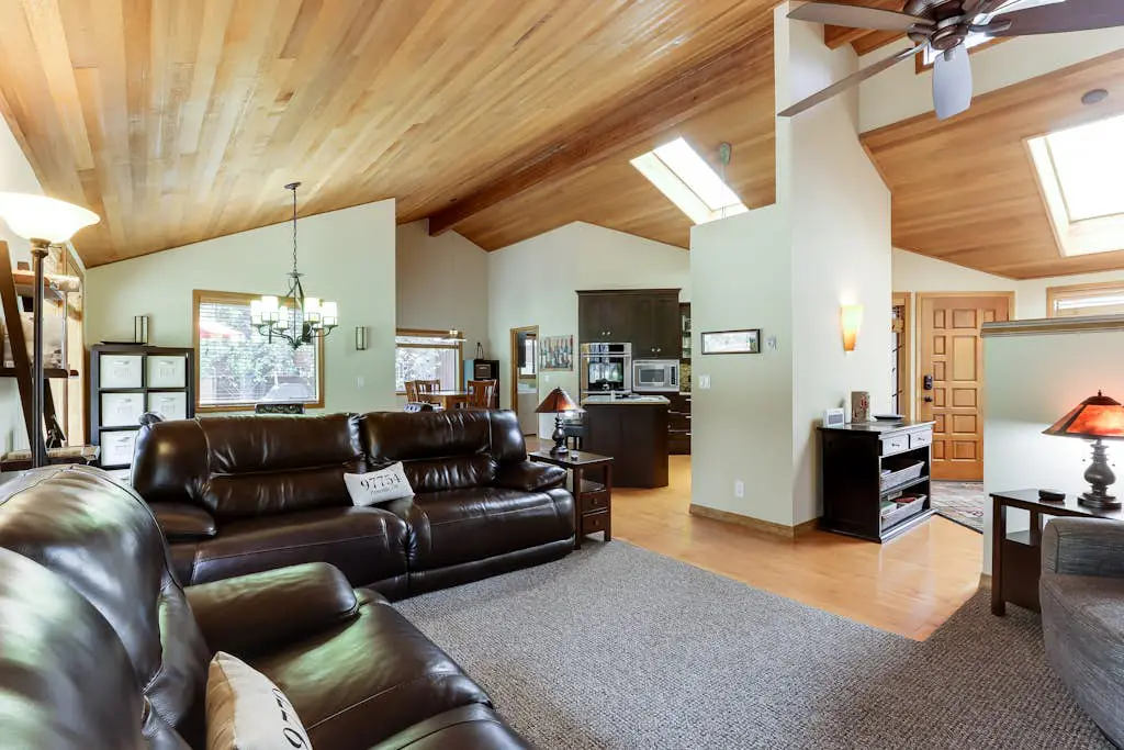Spacious house with shared hot tub & pool, SHARC access, and private gas grill