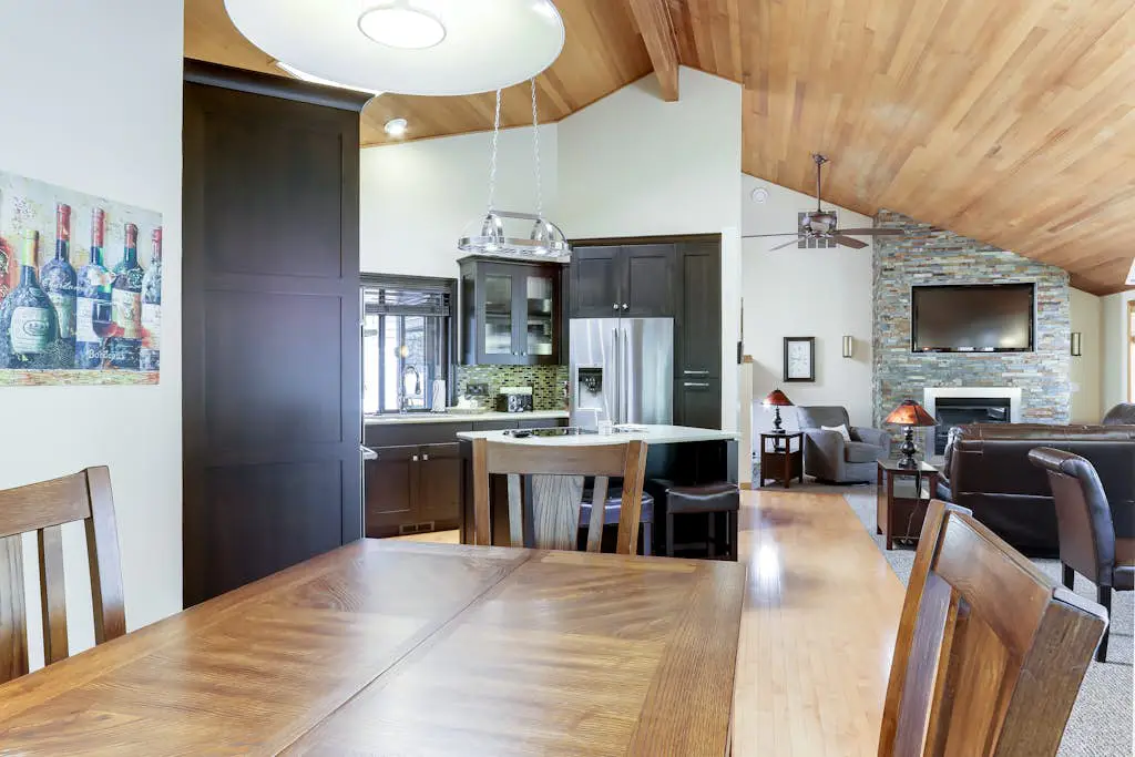 Spacious house with shared hot tub & pool, SHARC access, and private gas grill