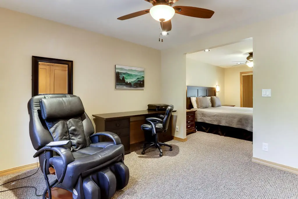 Spacious house with shared hot tub & pool, SHARC access, and private gas grill