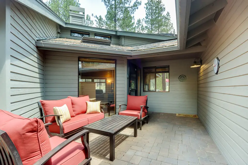 Spacious house with shared hot tub & pool, SHARC access, and private gas grill