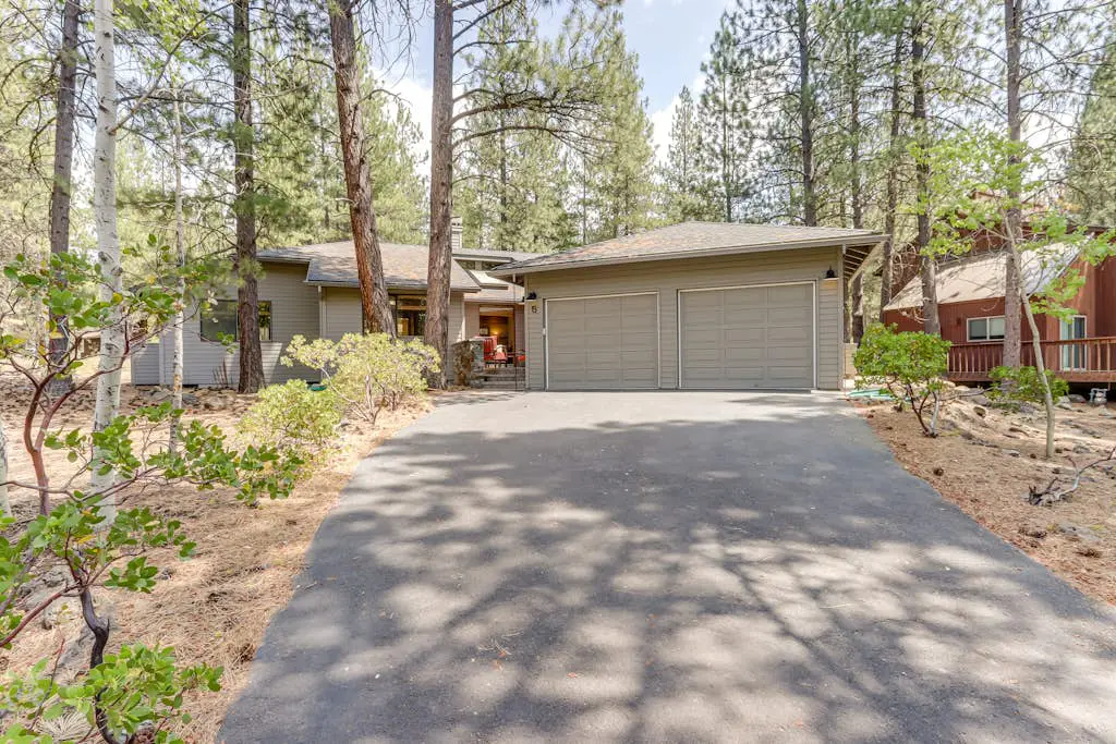 Spacious house with shared hot tub & pool, SHARC access, and private gas grill