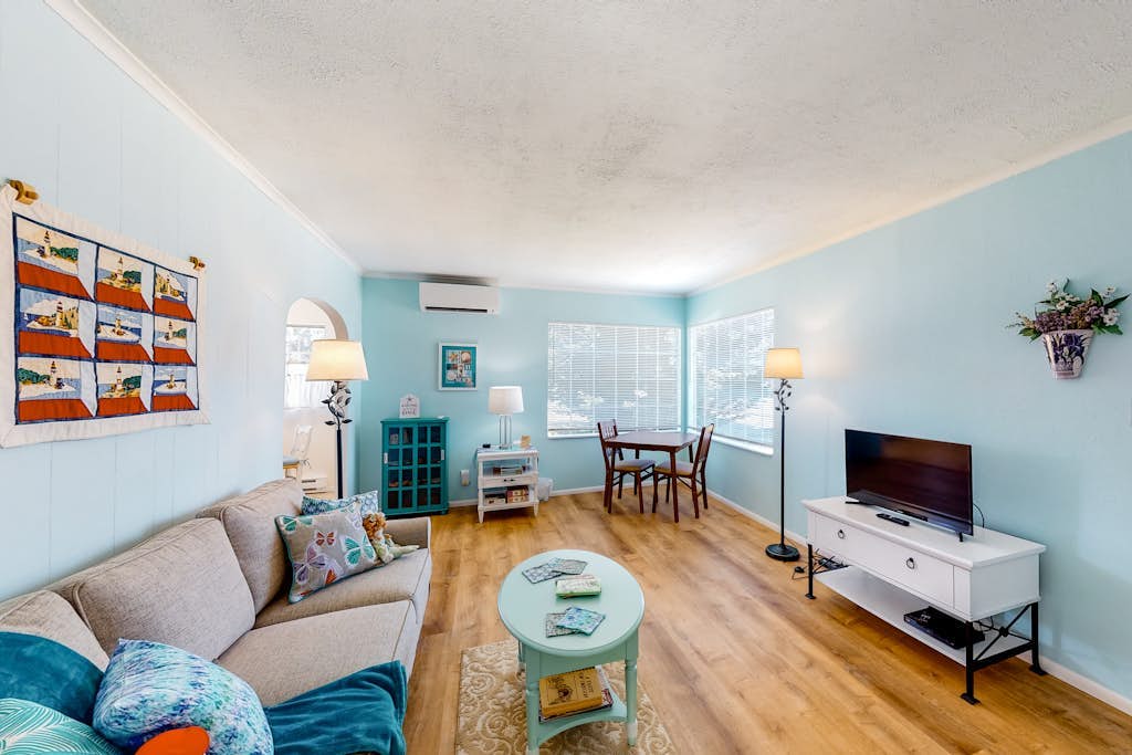 Charming, dog-friendly house with Wifi & W/D - near the river