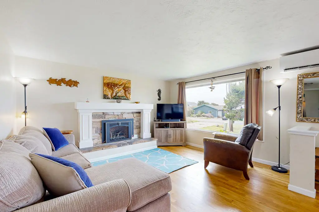 Experience Comfort and Serenity by the Sea, Dog Friendly with AC, & Patio