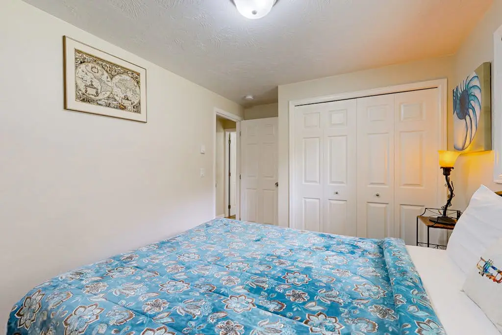 Experience Comfort and Serenity by the Sea, Dog Friendly with AC, & Patio