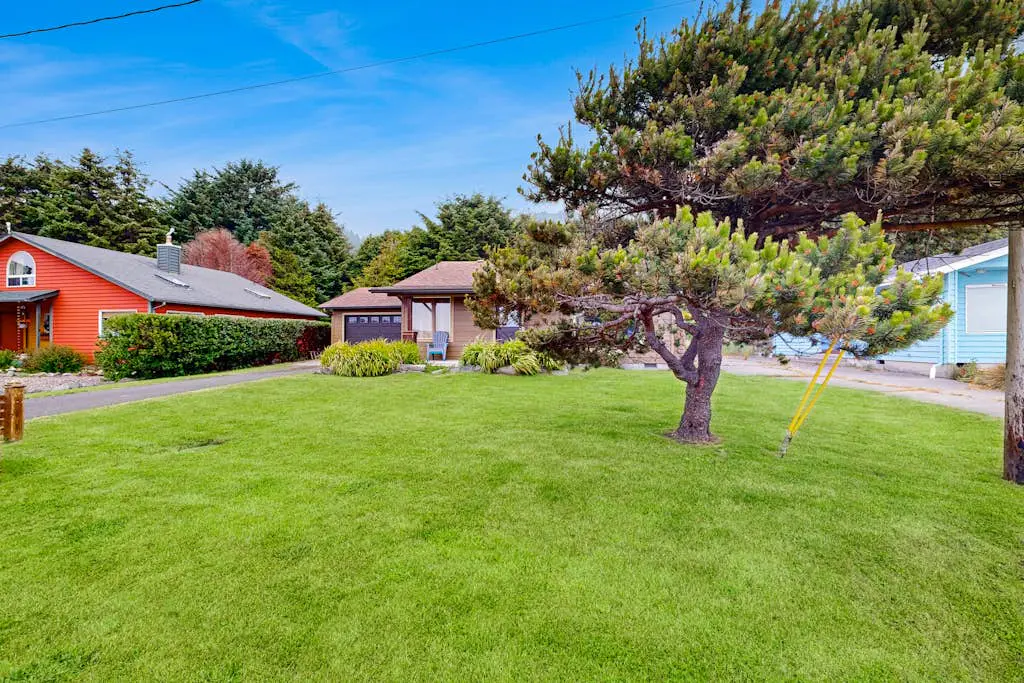 Experience Comfort and Serenity by the Sea, Dog Friendly with AC, & Patio