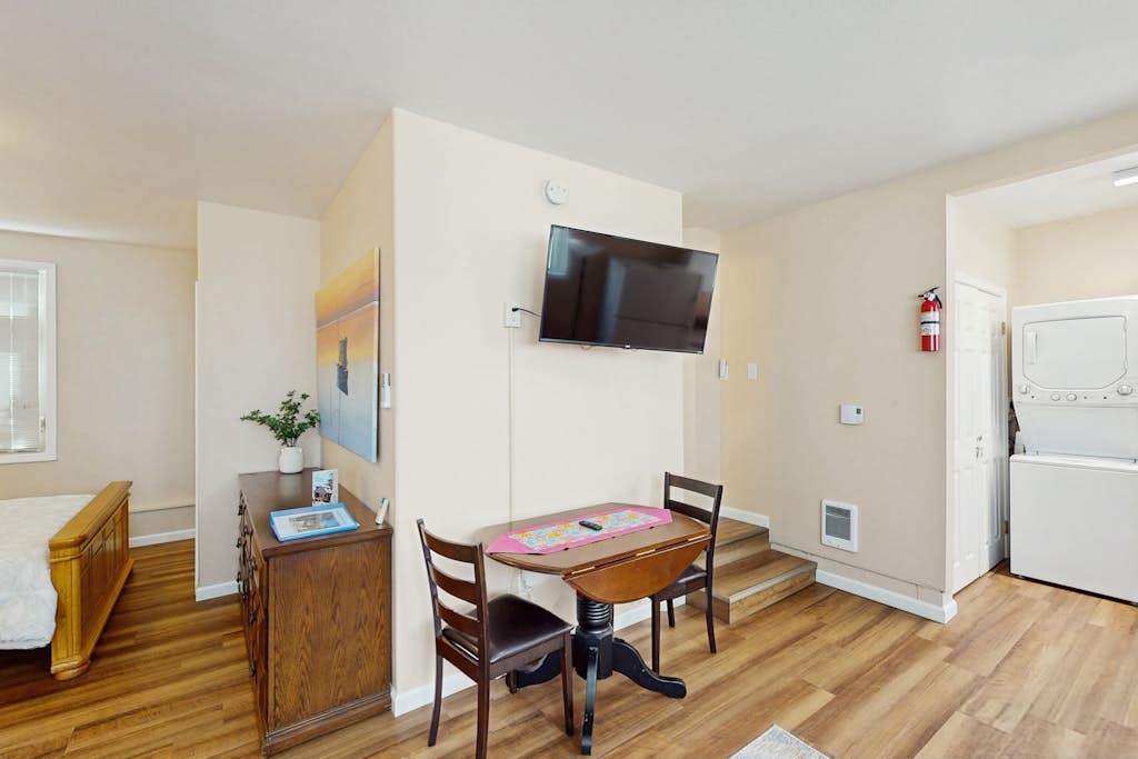 Cozy dog-friendly studio, fast WIFI, A/C and in-unit washer & dryer