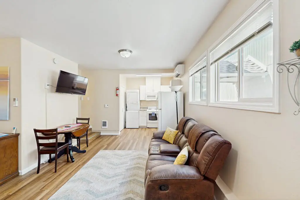 Cozy dog-friendly studio, fast WIFI, AC and in-unit washer & dryer