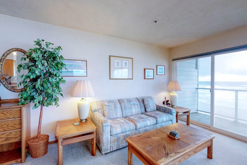 Oceanfront Nye Beach condo with views of ocean and lighthouse - great location