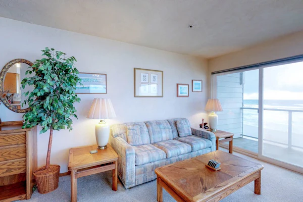 Oceanfront Nye Beach condo with views of ocean and lighthouse - great location