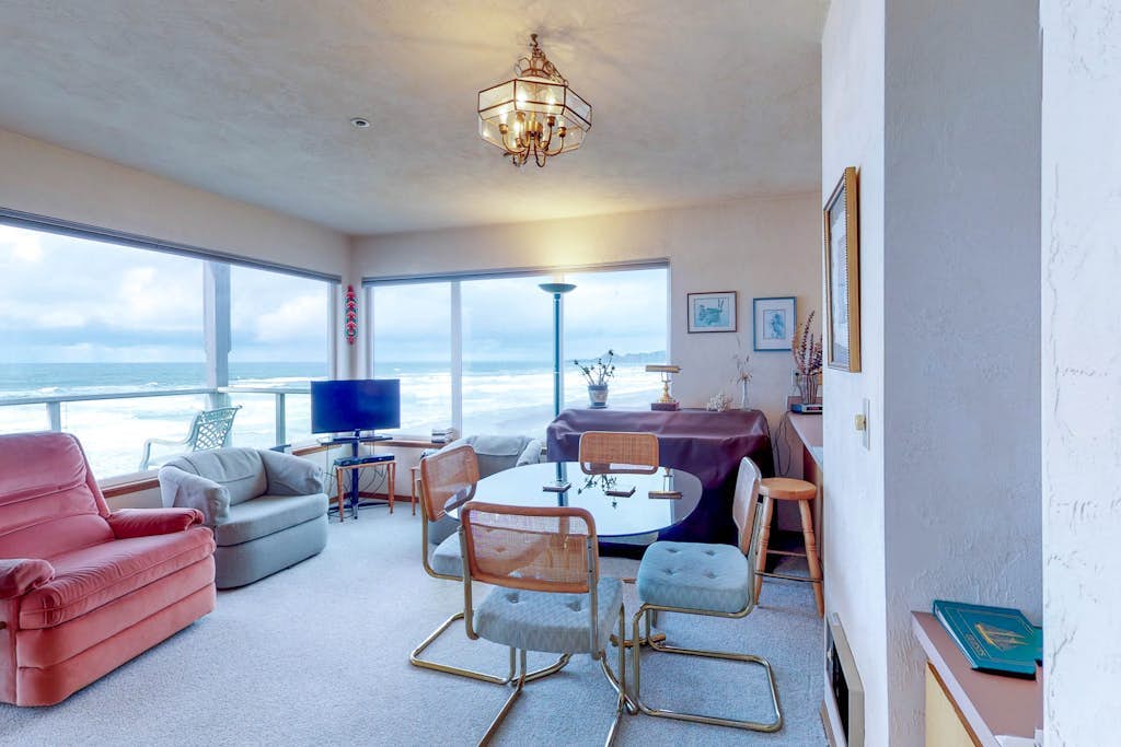 Oceanfront Nye Beach condo with views of ocean and lighthouse - great location
