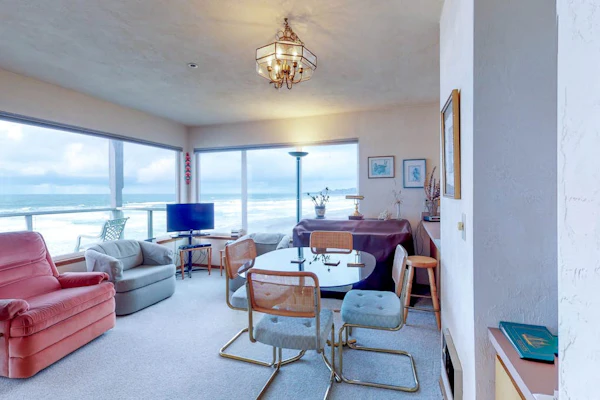 Oceanfront Nye Beach condo with views of ocean and lighthouse - great location