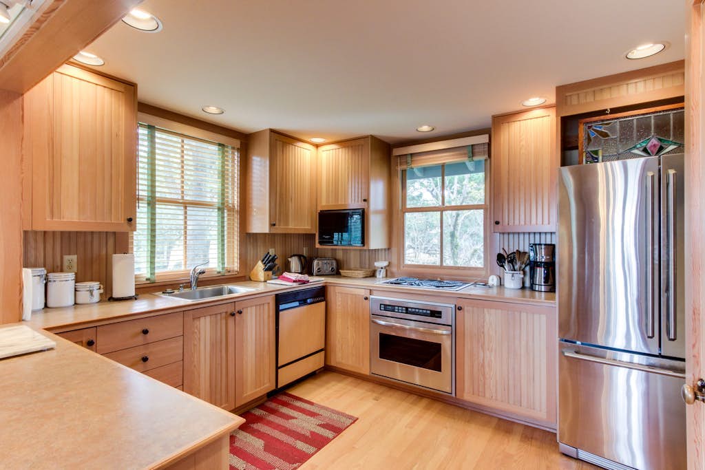 Dog-Friendly modern rustic house with easy beach access