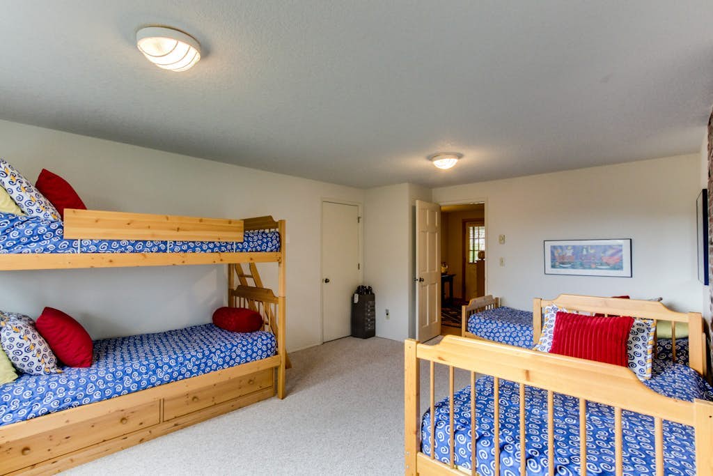 Dog-Friendly modern rustic house with easy beach access